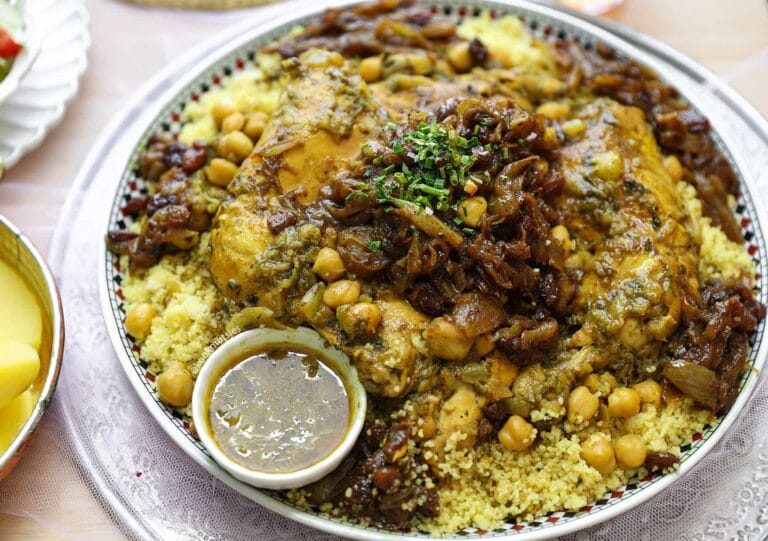 Zoete Couscous met Kip, Uien en Rozijnen