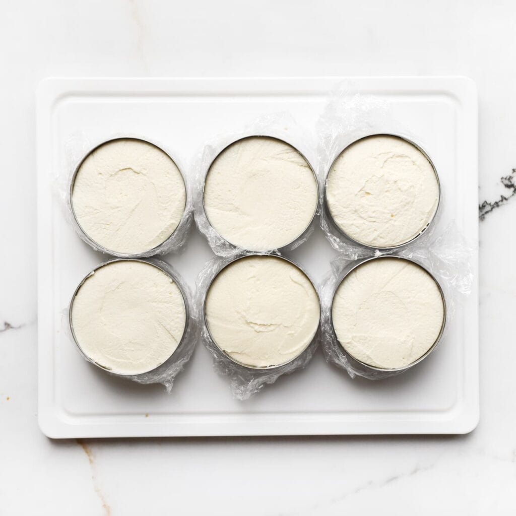 Laat de desserts minimaal 4-5 uur opstijven in de koelkast, bij voorkeur een nacht.