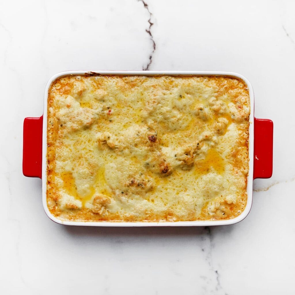 Zet de ovenschaal in een voorverwarmde oven op 200 °C. Bak 8-10 minuten, of tot de kaas mooi gesmolten is.