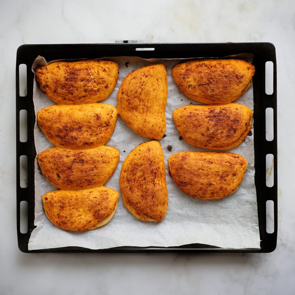 Plaats de broodjes in een voorverwarmde oven op 200 ℃. Bak 12-18 minuten. Houd de baktijd goed in de gaten, want elke oven kan anders werken.