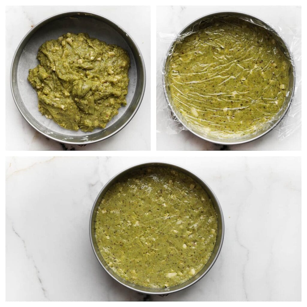 Vet een bakvorm (springvorm) in en bedek de bodem met bakpapier. Verdeel het browniebeslag gelijkmatig in de vorm en strijk glad met behulp van huishoudfolie.