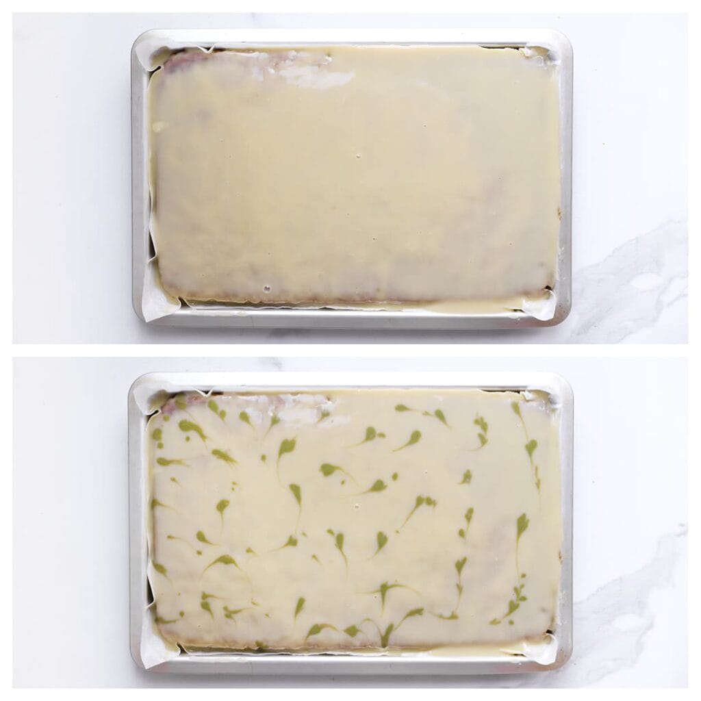 Giet de ganache gelijkmatig over de afgekoelde cake. Breng daarna wat stipjes pistachepasta aan op de ganache en trek er met een tandenstoker een sierlijk patroon doorheen. Laat de topping stevig worden.