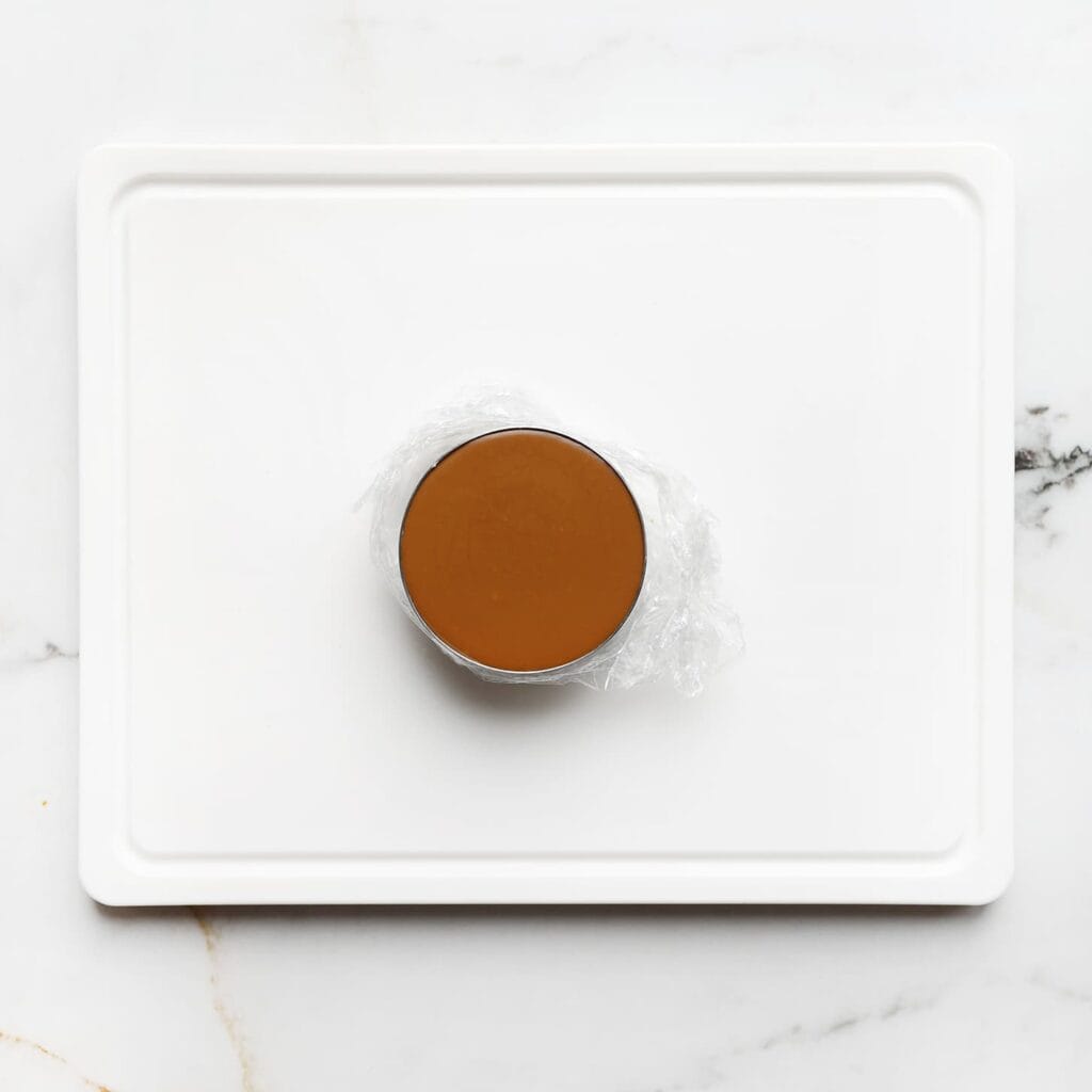 Spuit een dun laagje Biscoff pasta over de desserts en garneer naar wens. Denk aan Biscoff-lijntjes, halve aardbeien en Biscoff-koekkruimels.