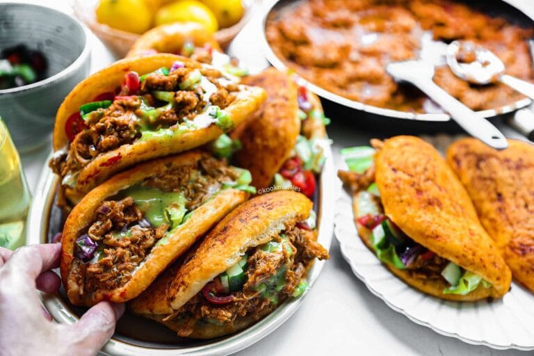 Kip Birria Broodjes