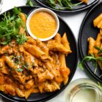 Penne met kippendijen in kaassaus Kookmutsjes