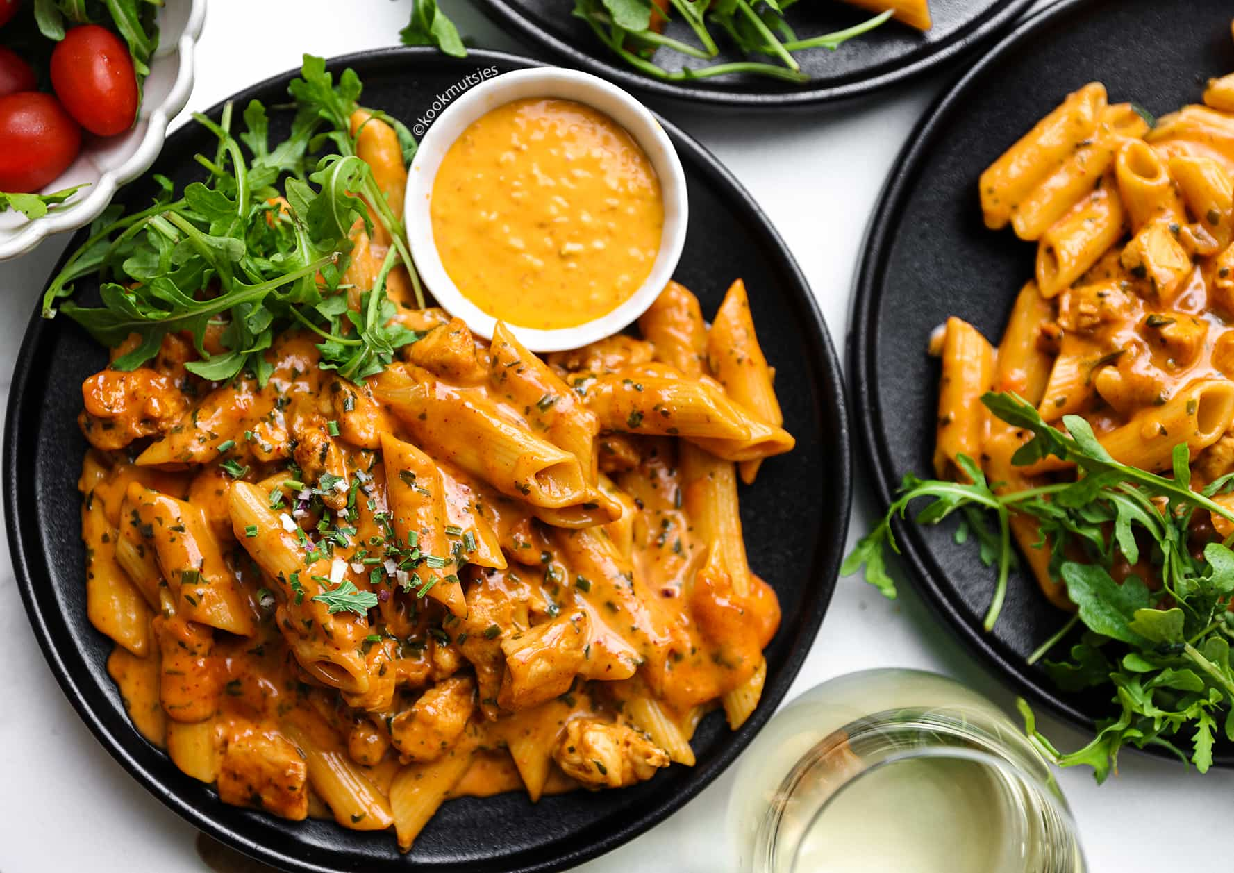 Penne met kippendijen in kaassaus Kookmutsjes