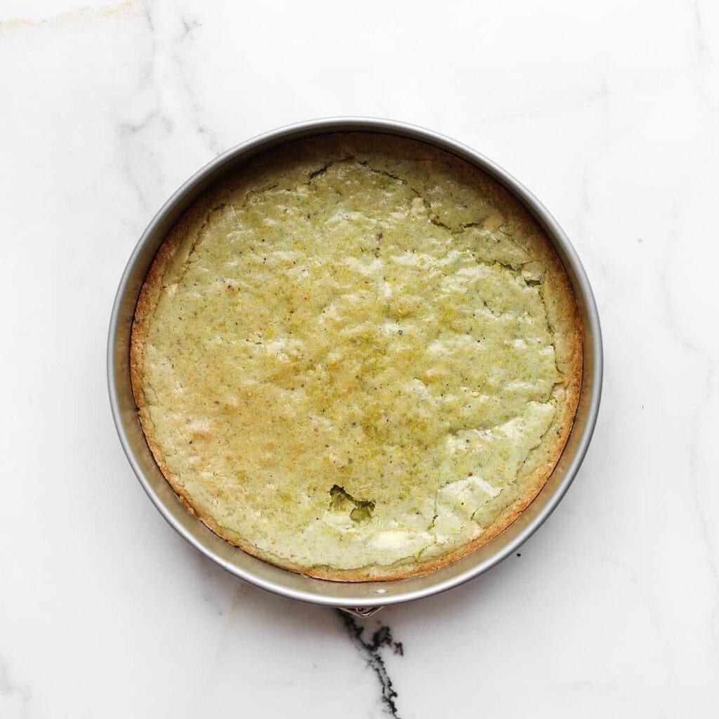 Zet de pistachebrownie in een voorverwarmde oven op 170 °C. Bak 25-28 minuten.