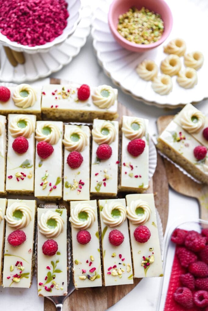 Pistache cake met witte chocolade eindresultaat Kookmutsjes