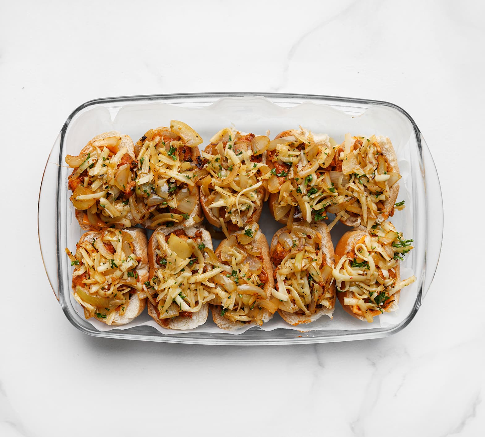 Broodjes gevulde met kip bakken in de oven