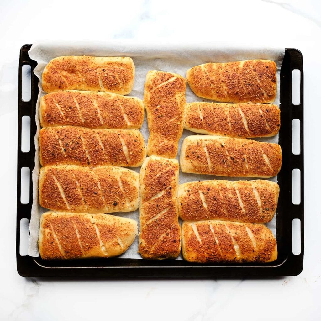 Zet de Parmezaanse broodjes in een voorverwarmde oven op 200 ℃. Bak 8-15 minuten, of tot ze goudbruin zijn. Houd de baktijd goed in de gaten, omdat elke oven anders kan werken.