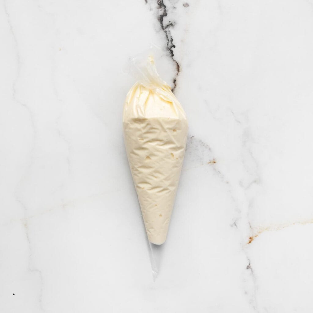 Doe het cheesecakebeslag in een spuitzak.