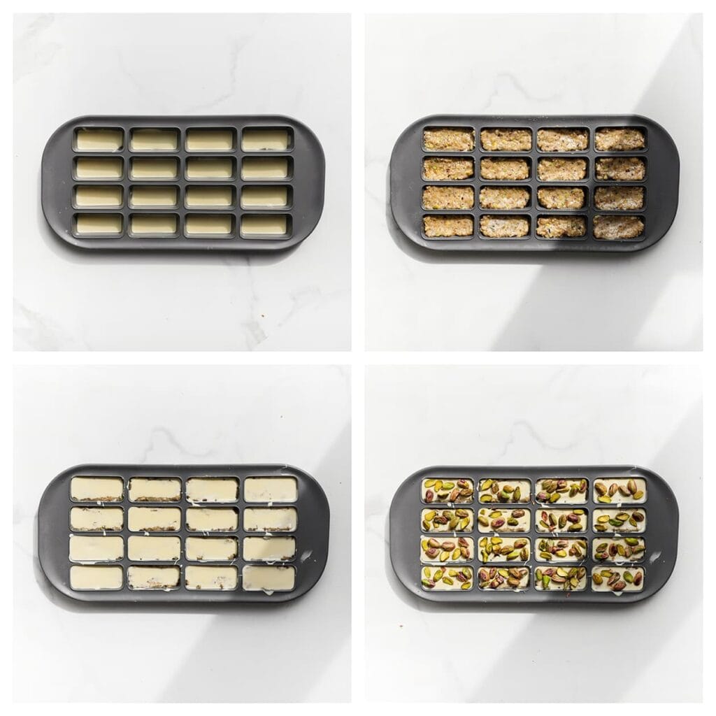 Vul een siliconenvorm met een dun laagje gesmolten chocolade. Verdeel hierover een laag van het koekjesmengsel en giet er nog een laagje gesmolten chocolade overheen. Garneer met de fijngehakte pistachenoten en laat de chocolade volledig uitharden.