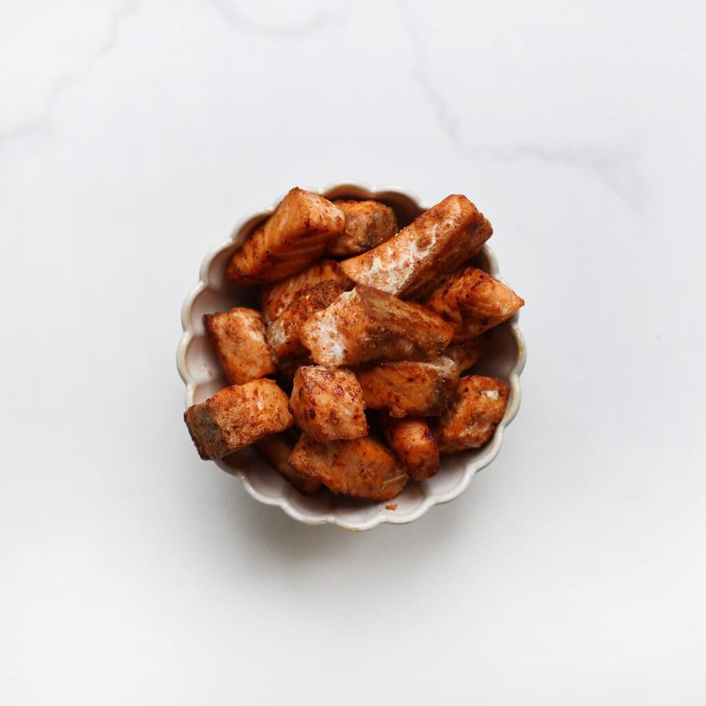 Haal de zalm uit de pan en zet apart.