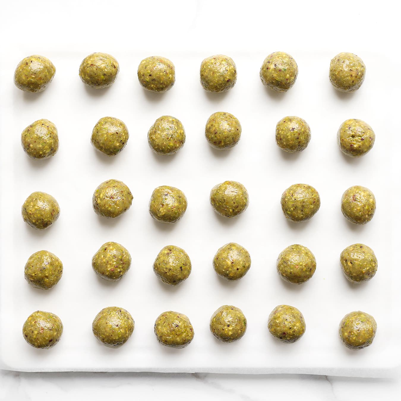 Pistachebollen op een vel bakpapier leggen