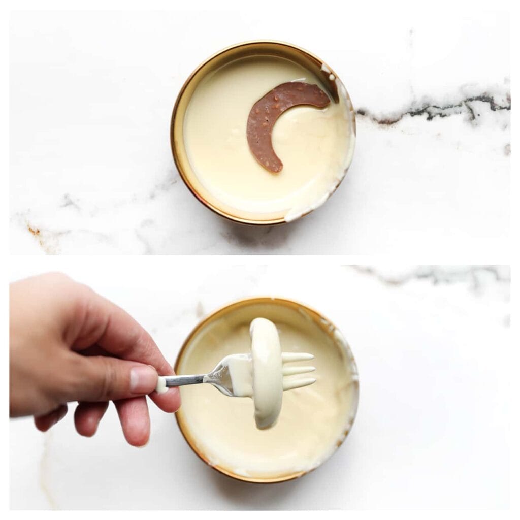 Doop elk chocolade-pindahoorntje in de witte chocolade om het te coaten.