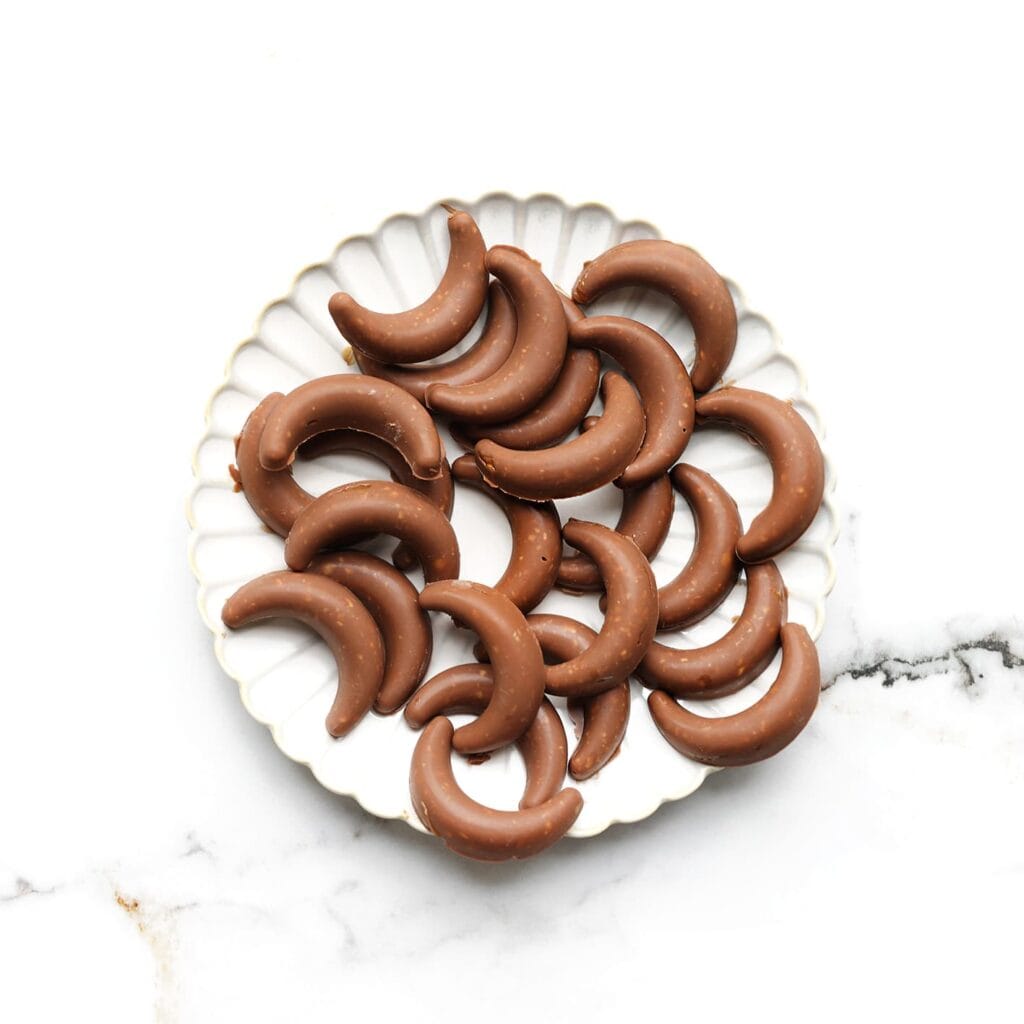 Haal de chocolade-pindahoorntjes voorzichtig uit de siliconenvorm.