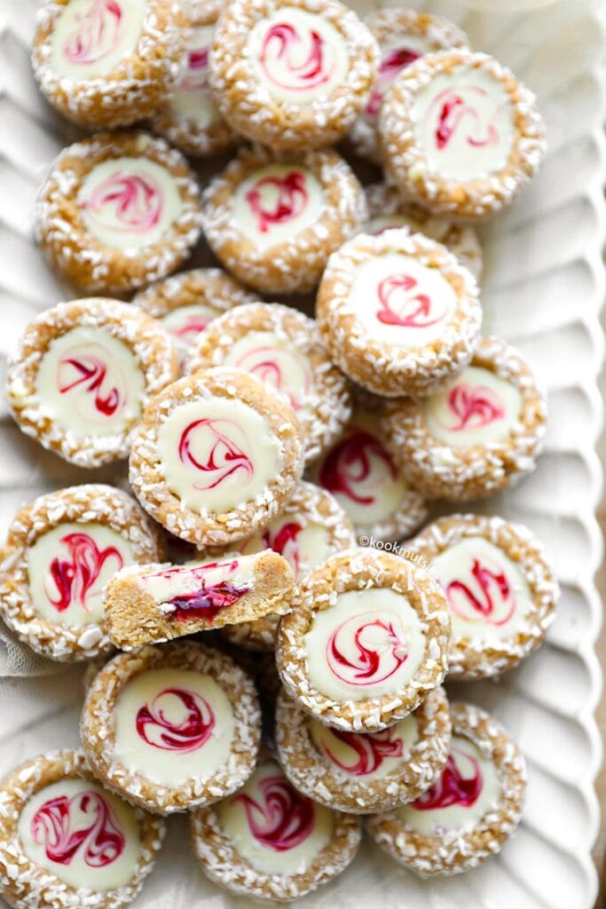 Frambozen Macadamia Koekjes met Witte Chocolade (No bake) eindresultaat van Kookmutsjes
