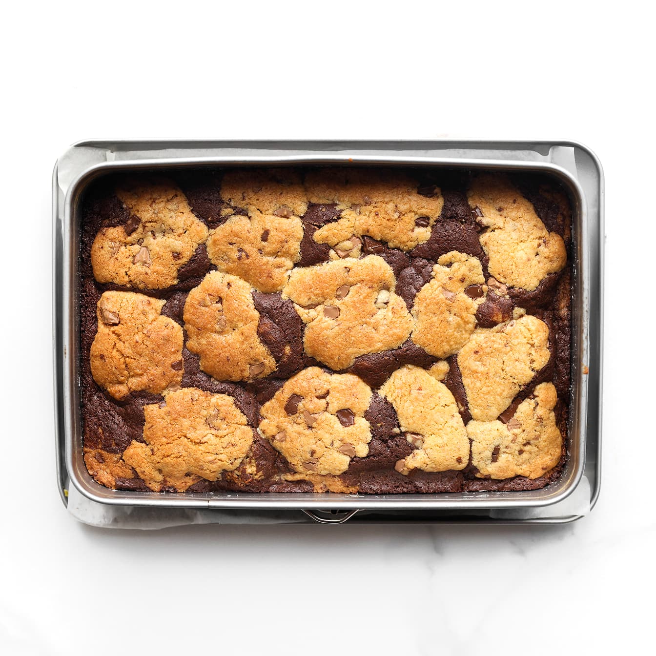 Pistache-brownie met koekjesdeeg bakken in de oven