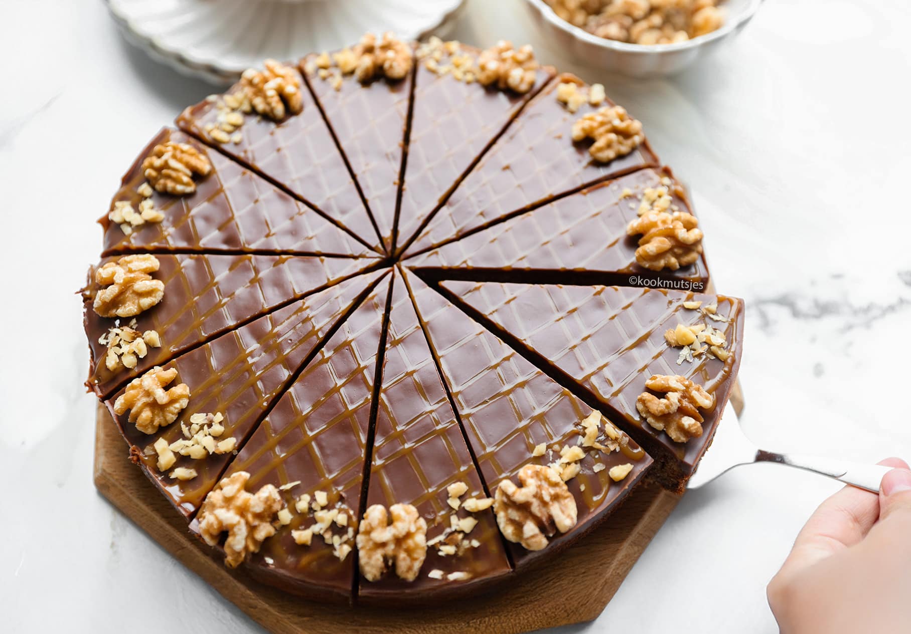 Walnoten-Karamelcake met Chocolade Kookmutsjes