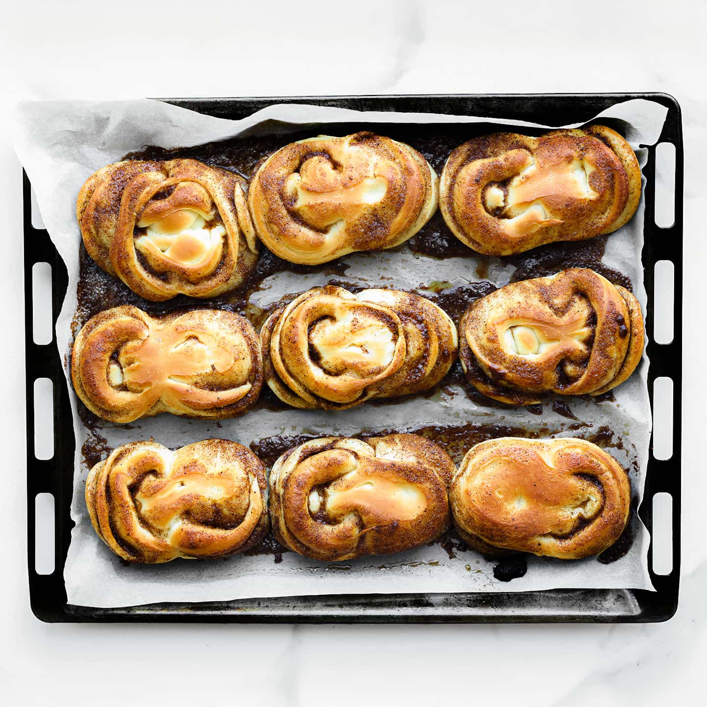 Kaneelbroodjes bakken in de oven