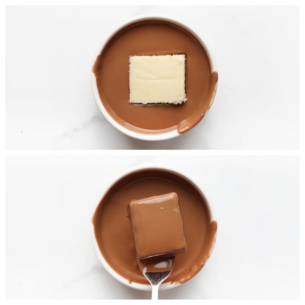 Haal elk blokje &eacute;&eacute;n voor &eacute;&eacute;n door de gesmolten melkchocolade.