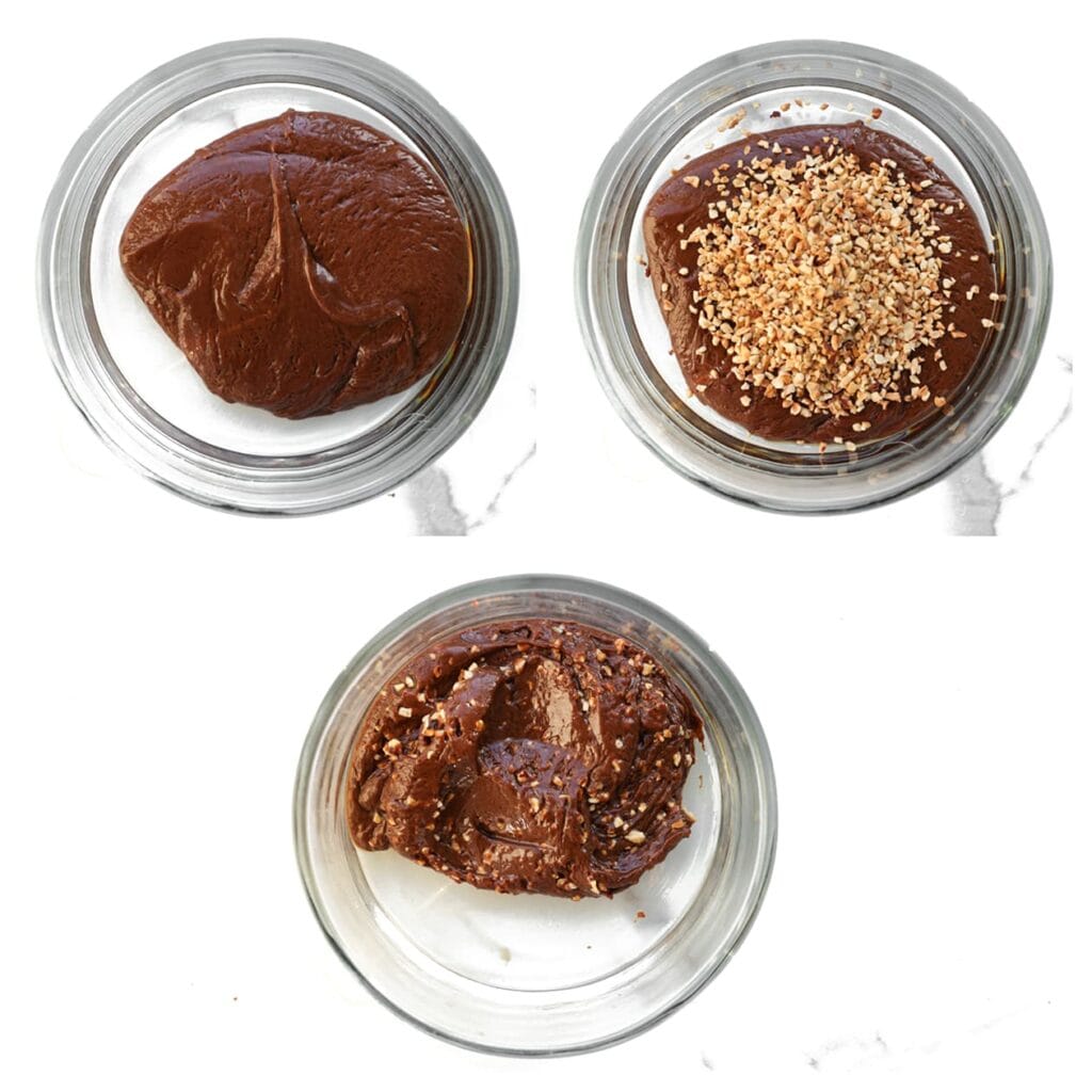 Doe de chocoladeganache in een kom. Voeg 100 gram gehakte hazelnoten toe en meng goed door elkaar. 