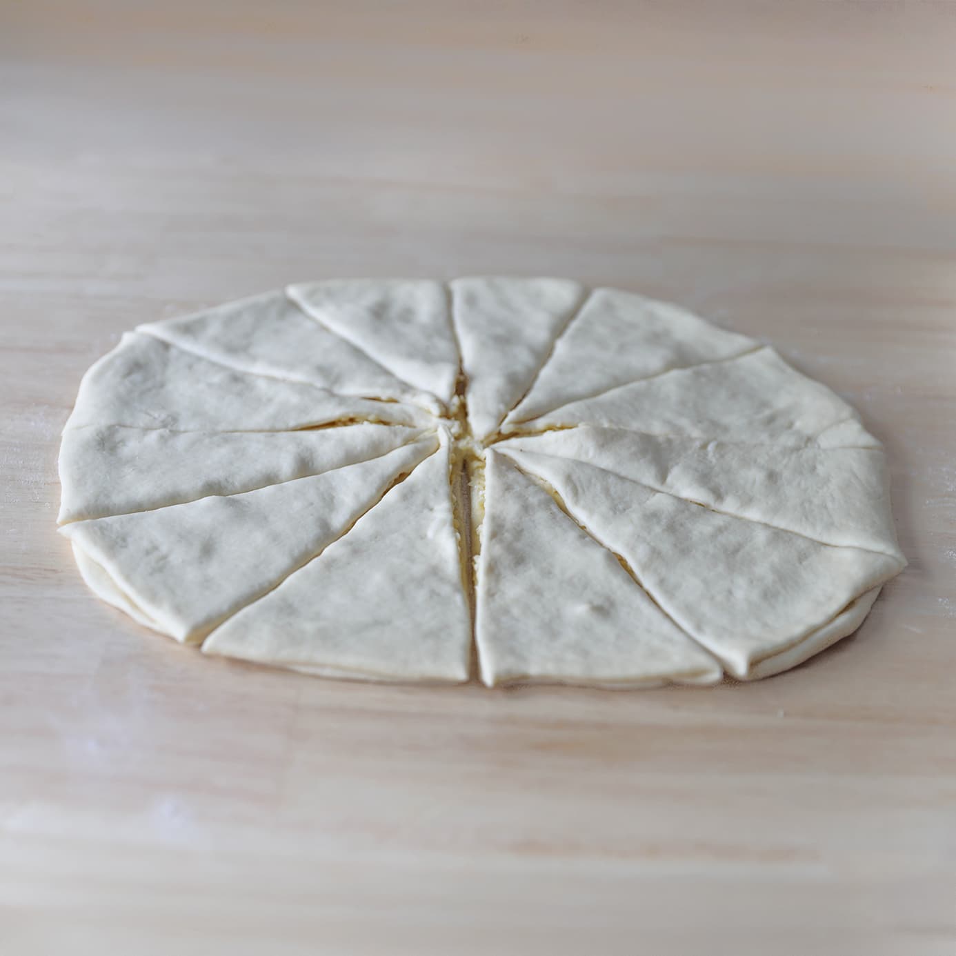 Deeg in stukken snijden