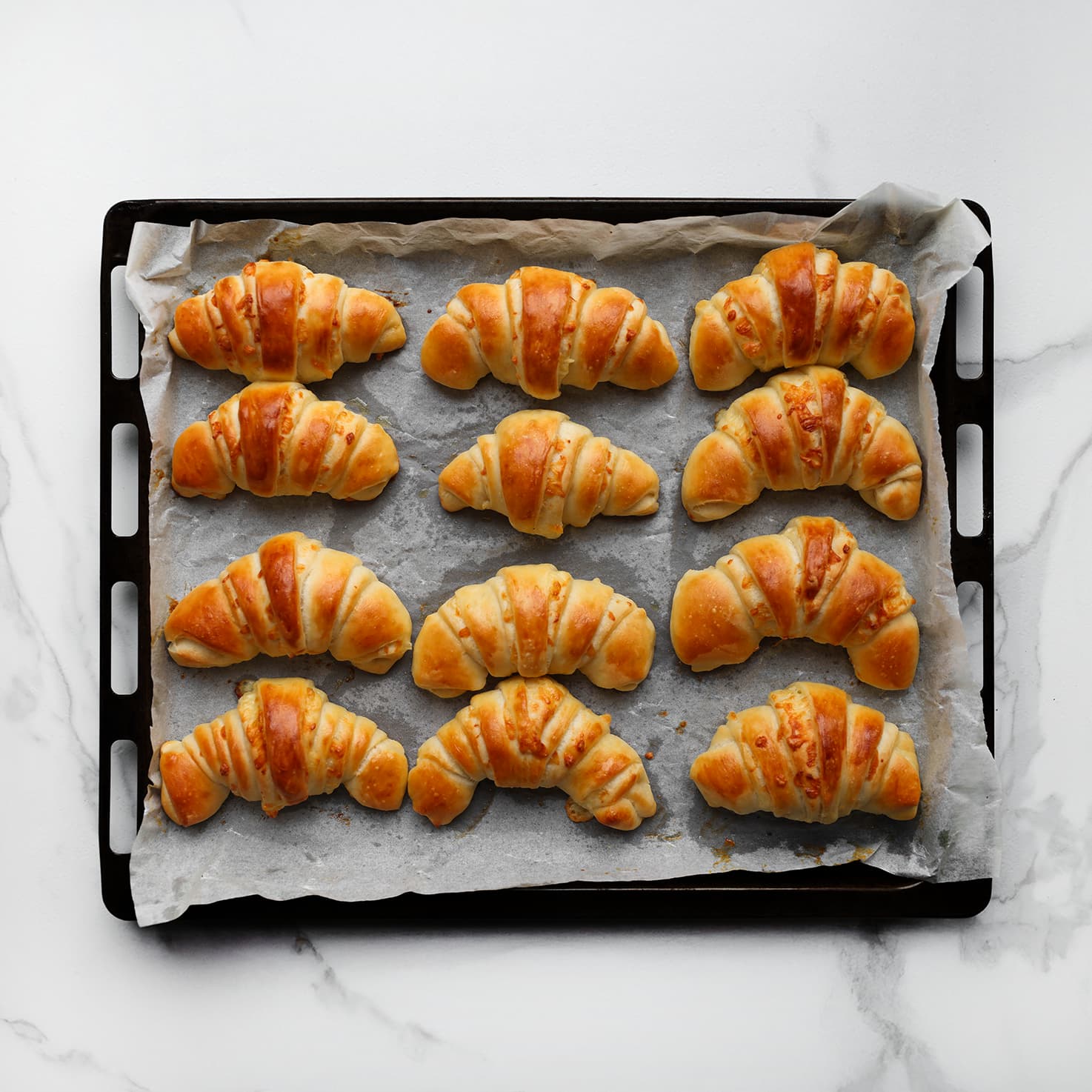 Gevulde croissantbroodjes bakken in de oven