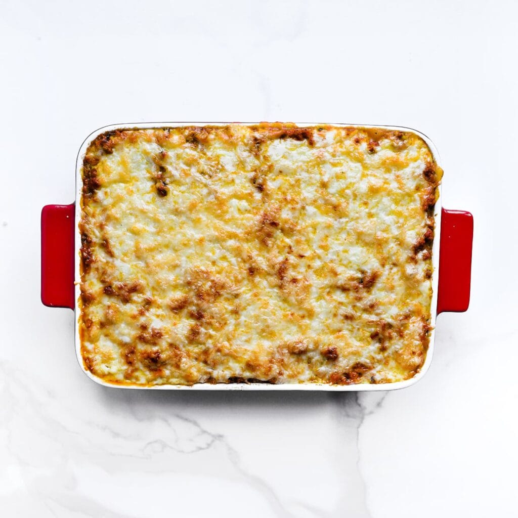 Verwarm de oven voor op 200 &deg;C (boven- en onderwarmte). Bak de ovenschotel 10-15 minuten, of tot de kaas goudbruin en gesmolten is.