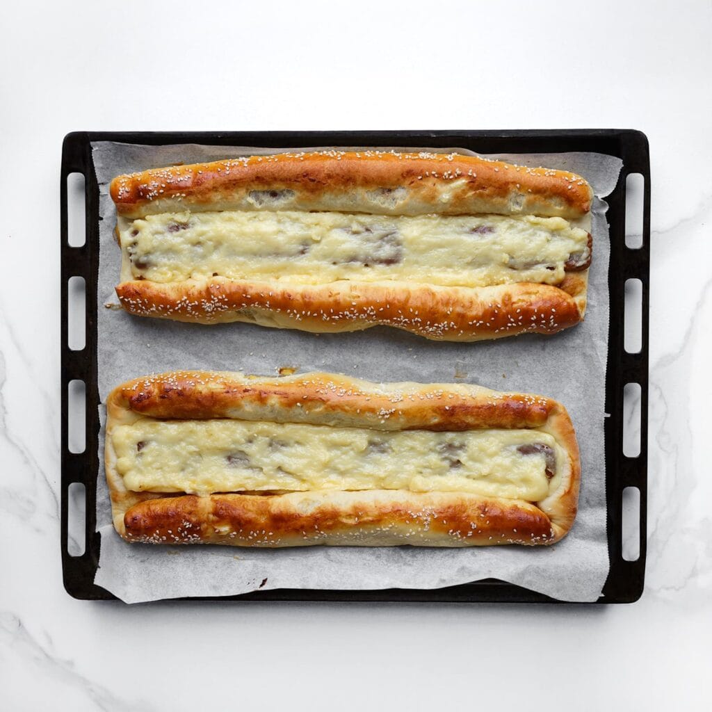 Bak de broodjes 12-18 minuten goudbruin in een voorverwarmde oven op 200 &deg;C. Laat volledig afkoelen.