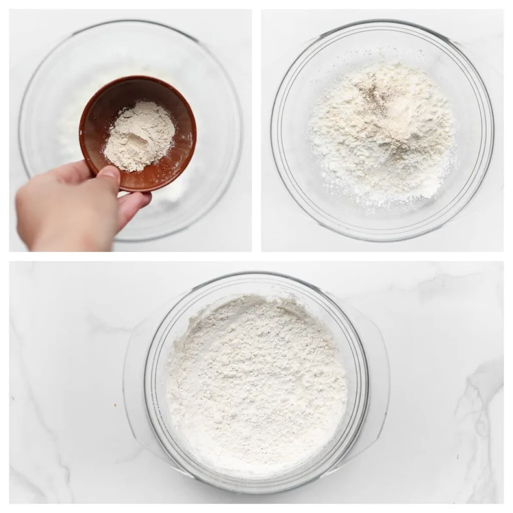 Doe de maïzena, zout, zwarte peper en uienpoeder in een kom. Meng goed.