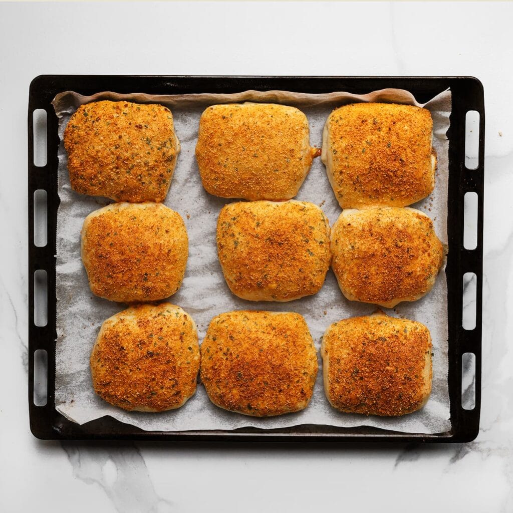 Bak de broodjes in een voorverwarmde oven op 200 &deg;C in 12-18 minuten goudbruin.