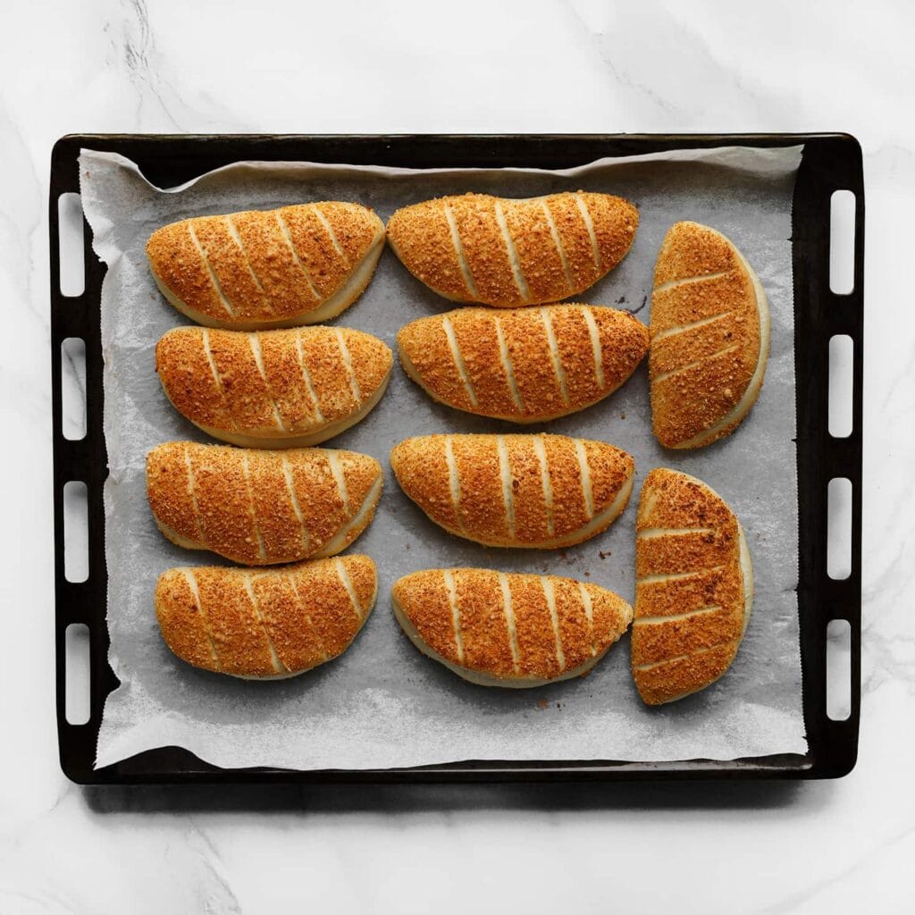 Zet de broodjes in een voorverwarmde oven op 200 ℃. Bak in 12-15 minuten goudbruin. Houd de baktijd zelf in de gaten, want elke oven werkt anders.