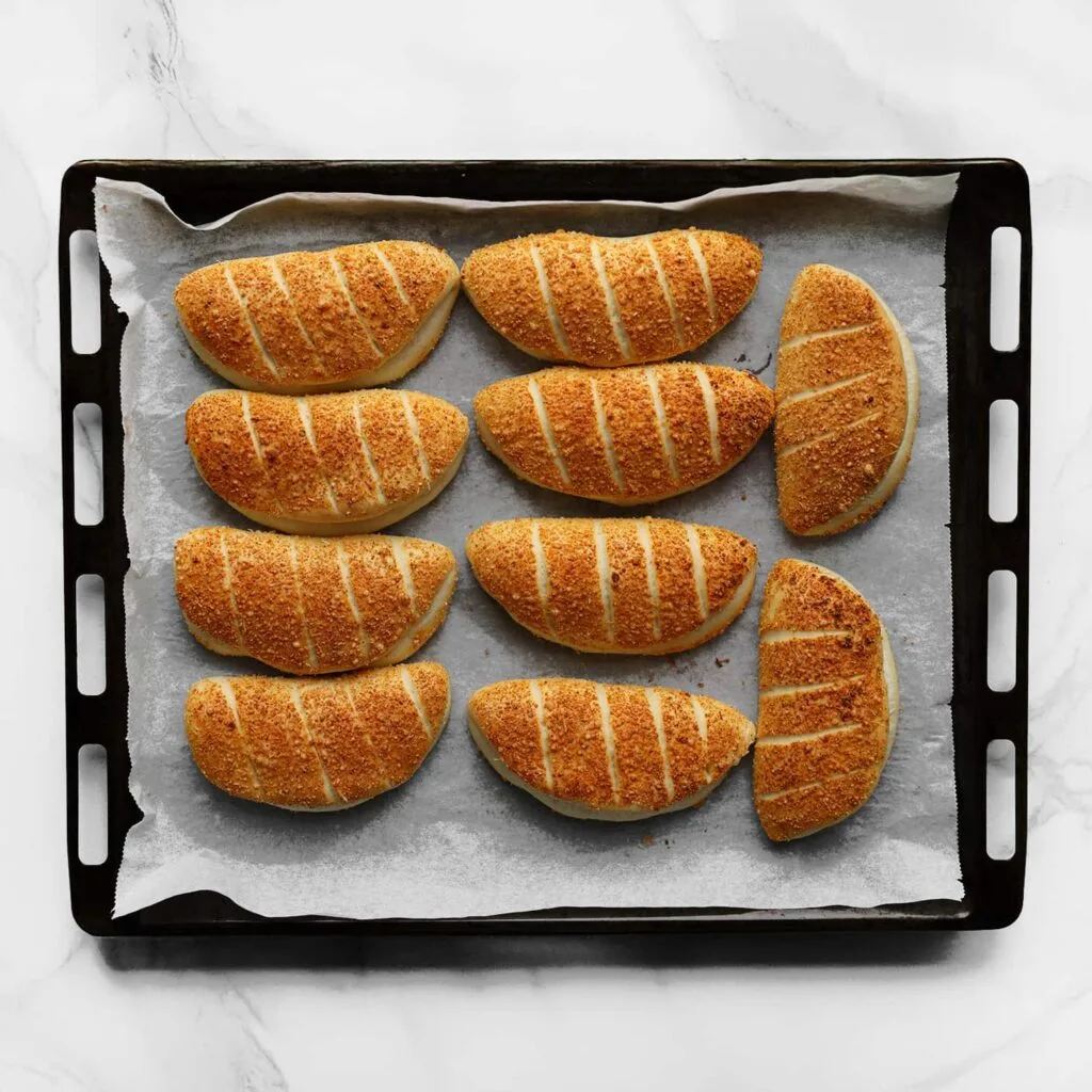 Zet de broodjes in een voorverwarmde oven op 200 ℃. Bak in 12-15 minuten goudbruin. Houd de baktijd zelf in de gaten, want elke oven werkt anders.