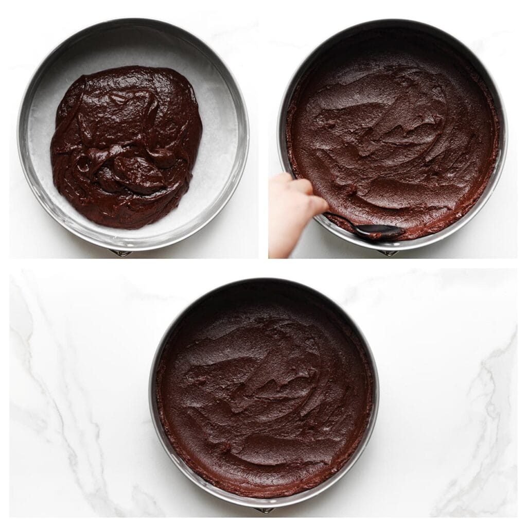 Bekleed een springvorm met bakpapier. Verdeel het browniebeslag gelijkmatig over de bodem en druk licht aan met de achterkant van een lepel, inclusief langs de zijkanten.