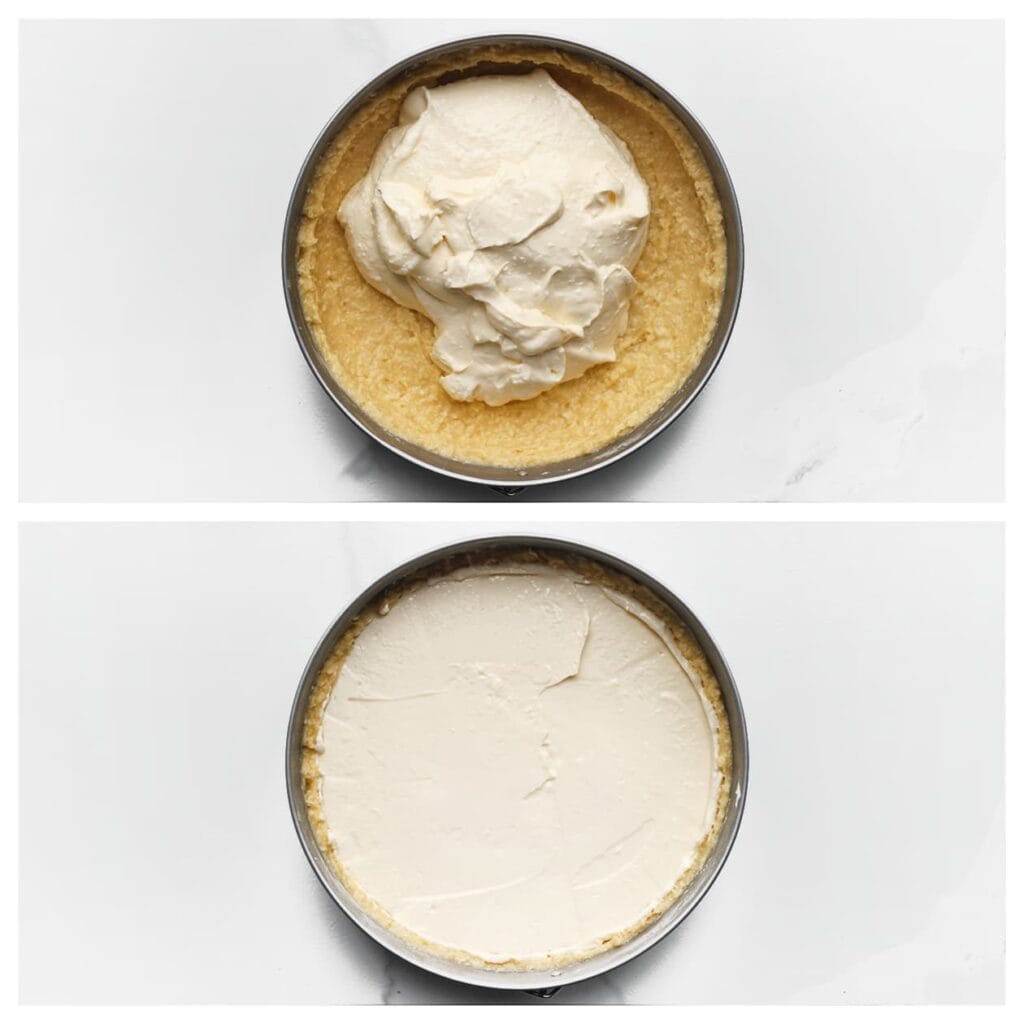 Giet het cheesecakemengsel over het cakebeslag en strijk gelijkmatig uit.