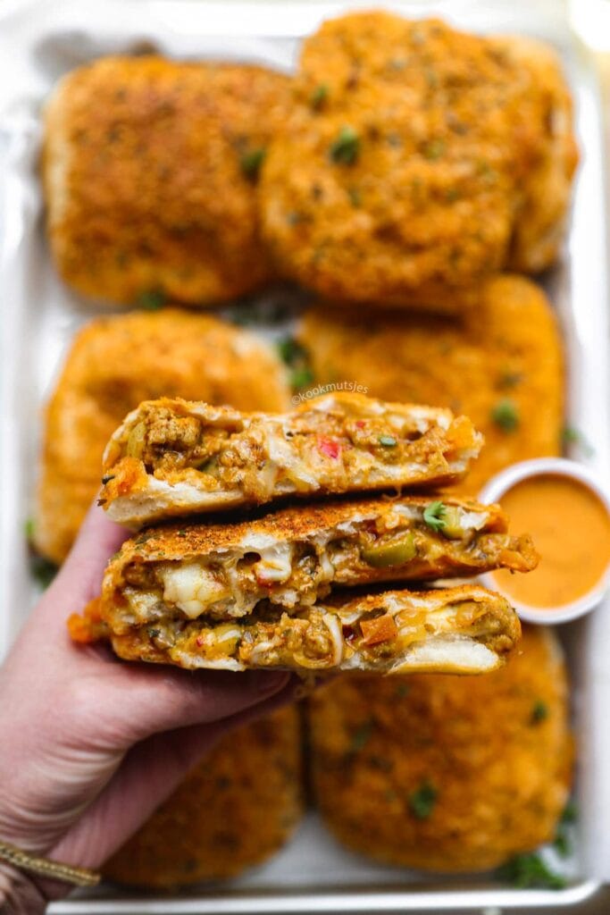 Cheesy Gehaktbroodjes eindresultaat van Kookmutsjes