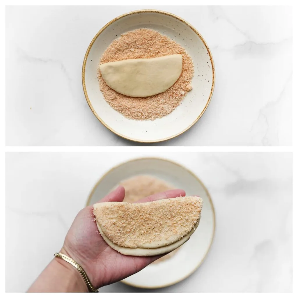 Haal één zijde door het Parmezaanmengsel.