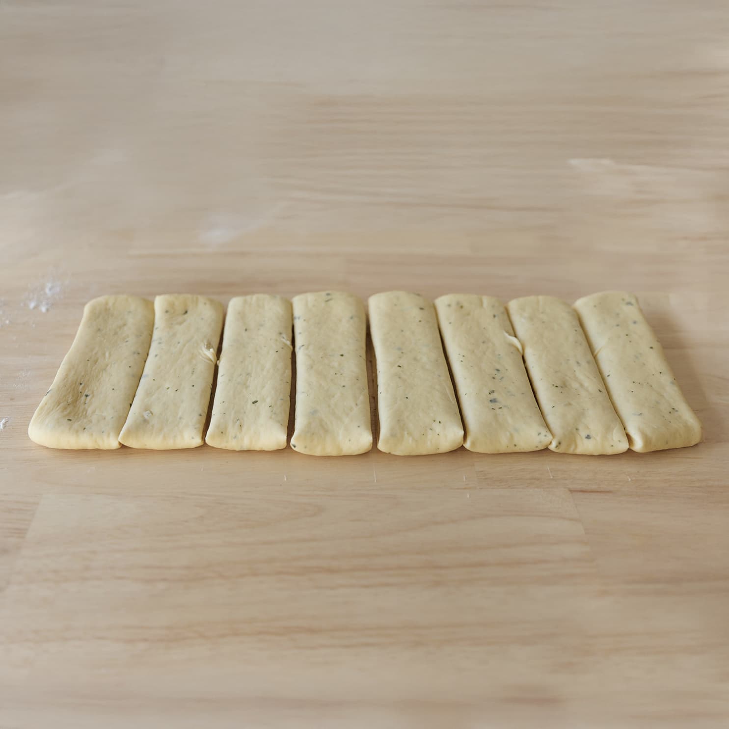 Deeg in stukken snijden