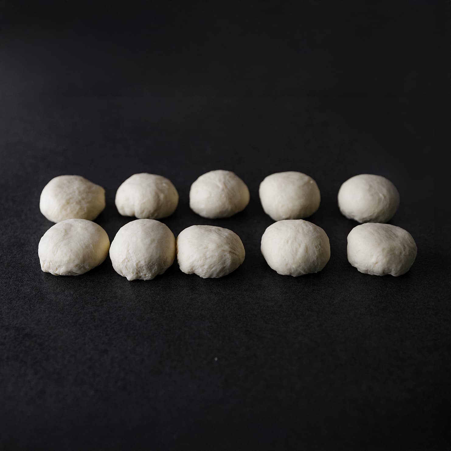 Deeg verdelen in stukken en mooi rond vormen