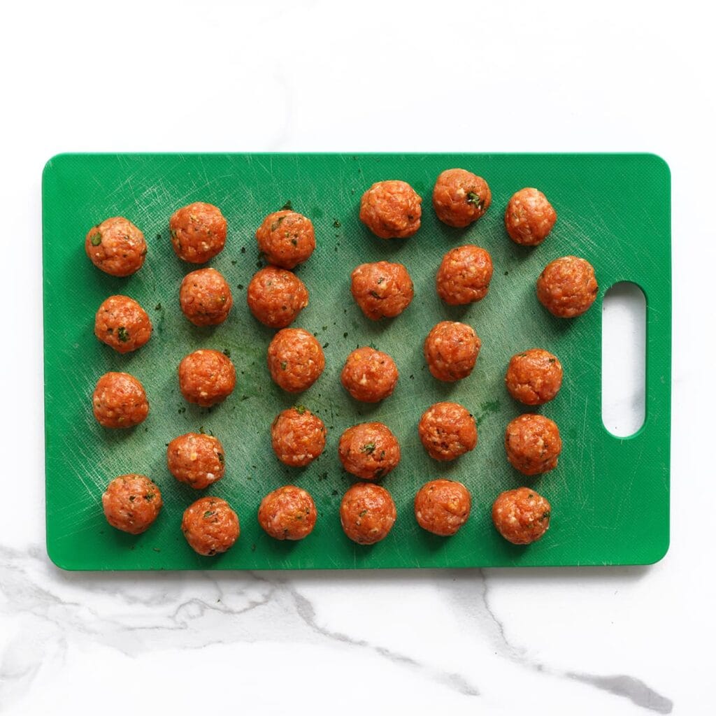 Neem wat van het gehakt en vorm tot kleine gehaktballetjes.