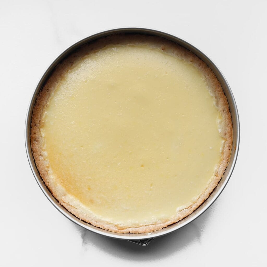 Zet de blondies-cheesecake in een voorverwarmde oven op 160 ℃. Bak 40-45 minuten, of tot de zijkanten stevig zijn en het midden nog licht wiebelt. Zet de oven uit en laat 1 uur in de oven staan om scheuren te voorkomen. Laat daarna volledig afkoelen.