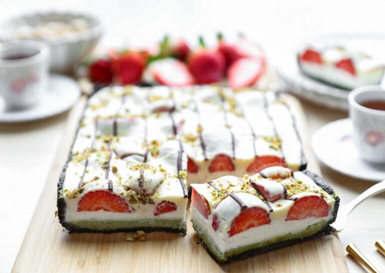 Dubai Chocolate Dessert With Strawberries