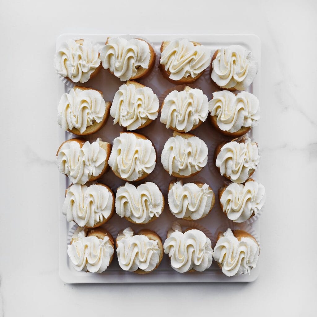 Drizzle de vloeibare speculoospasta erover en garneer met stukjes aardbei.