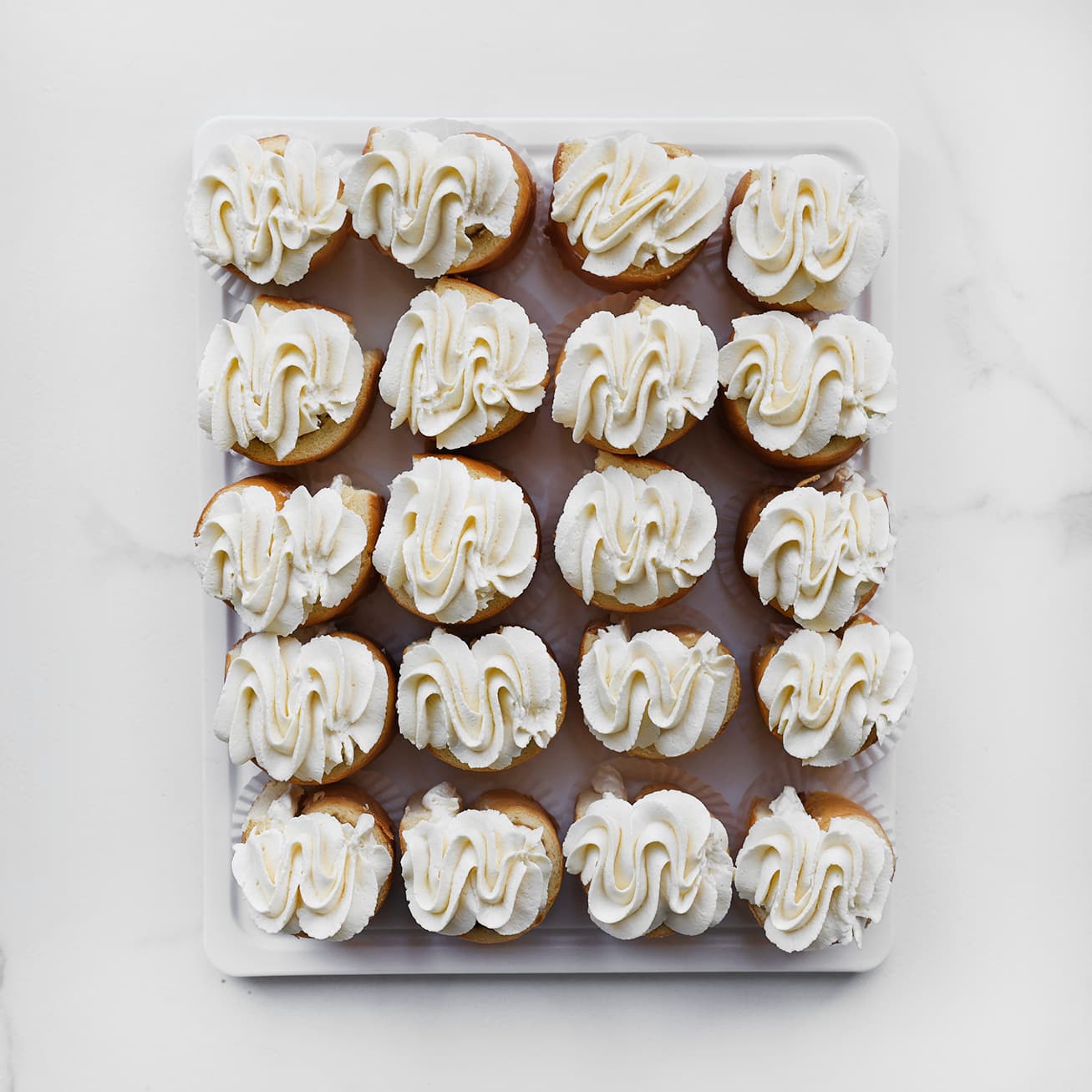 Rolcake garneren met toefjes room