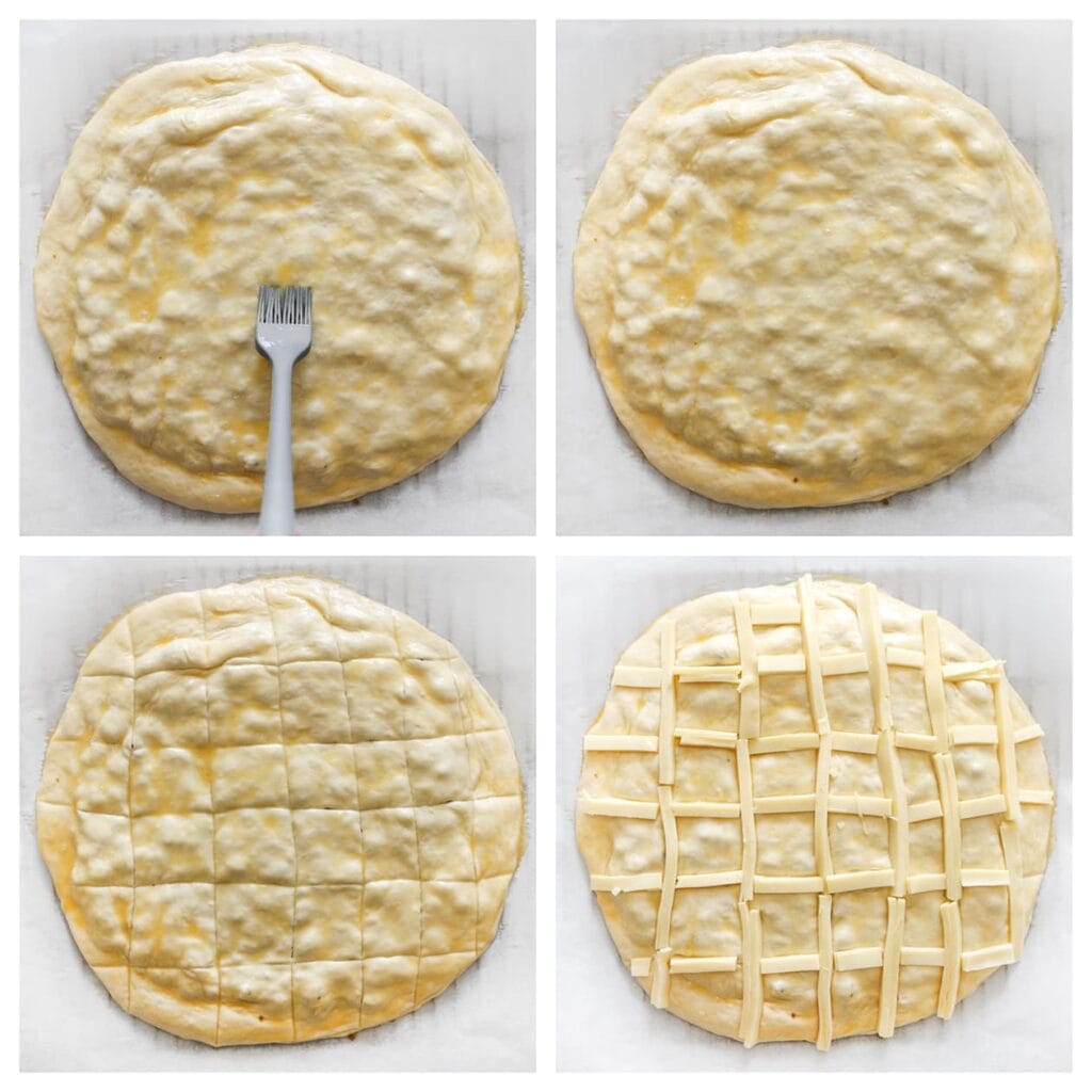 Bestrijk het deeg met geklutst ei. Snijd een rasterpatroon in, zonder volledig door te snijden. Leg de kaasreepjes in de inkepingen in een ruitvorm. Laat het deeg 30 minuten rijzen.