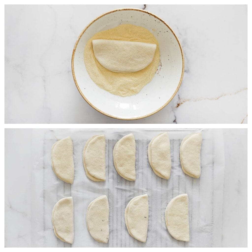 Haal het deeg lichtjes door de fijne griesmeel en leg op een met bakpapier beklede bakplaat.