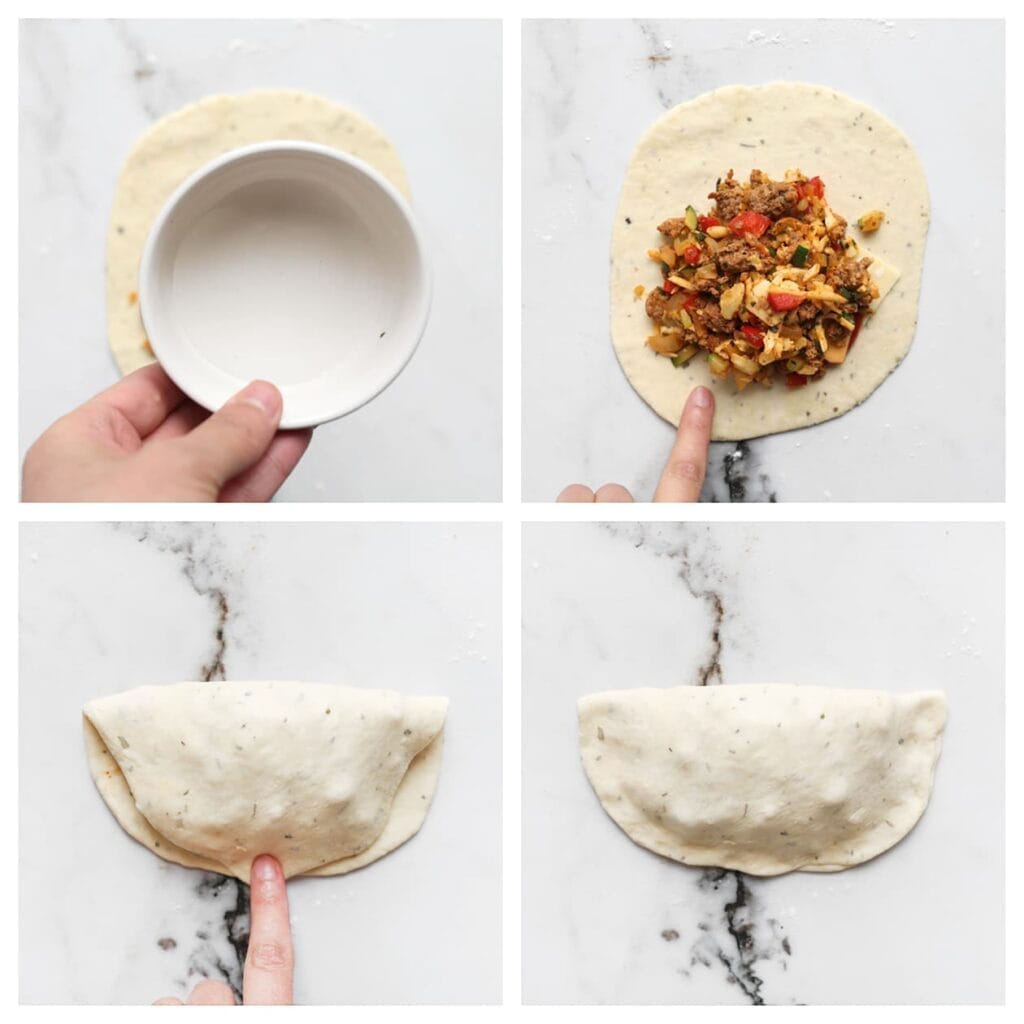 Maak de randen van het deeg vochtig met water en vouw het deeg dubbel. Druk de randen goed dicht.