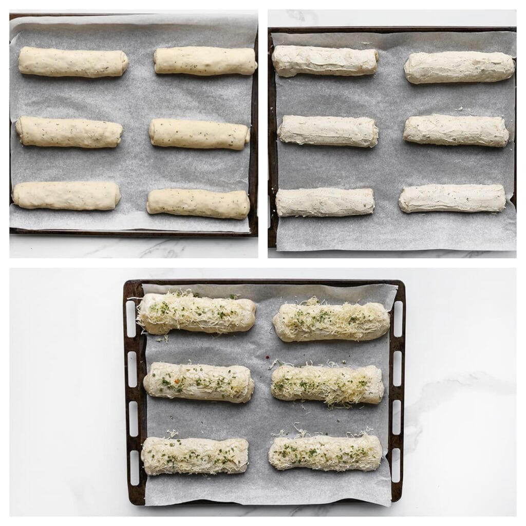 Leg de broodjes op een met bakpapier beklede bakplaat. Bestrijk met kruidenboter en bestrooi met geraspte kaas en Italiaanse kruiden. Laat 30 minuten rijzen, of tot ze in volume zijn verdubbeld.
