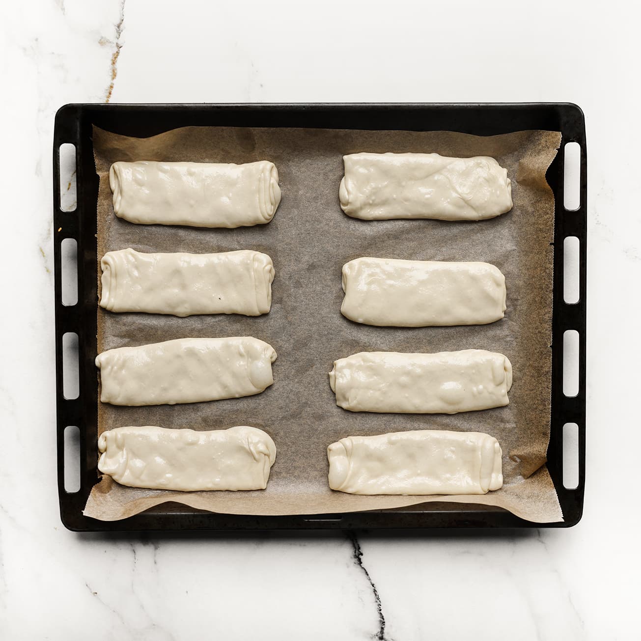 Deeg op bakplaat met bakpapier